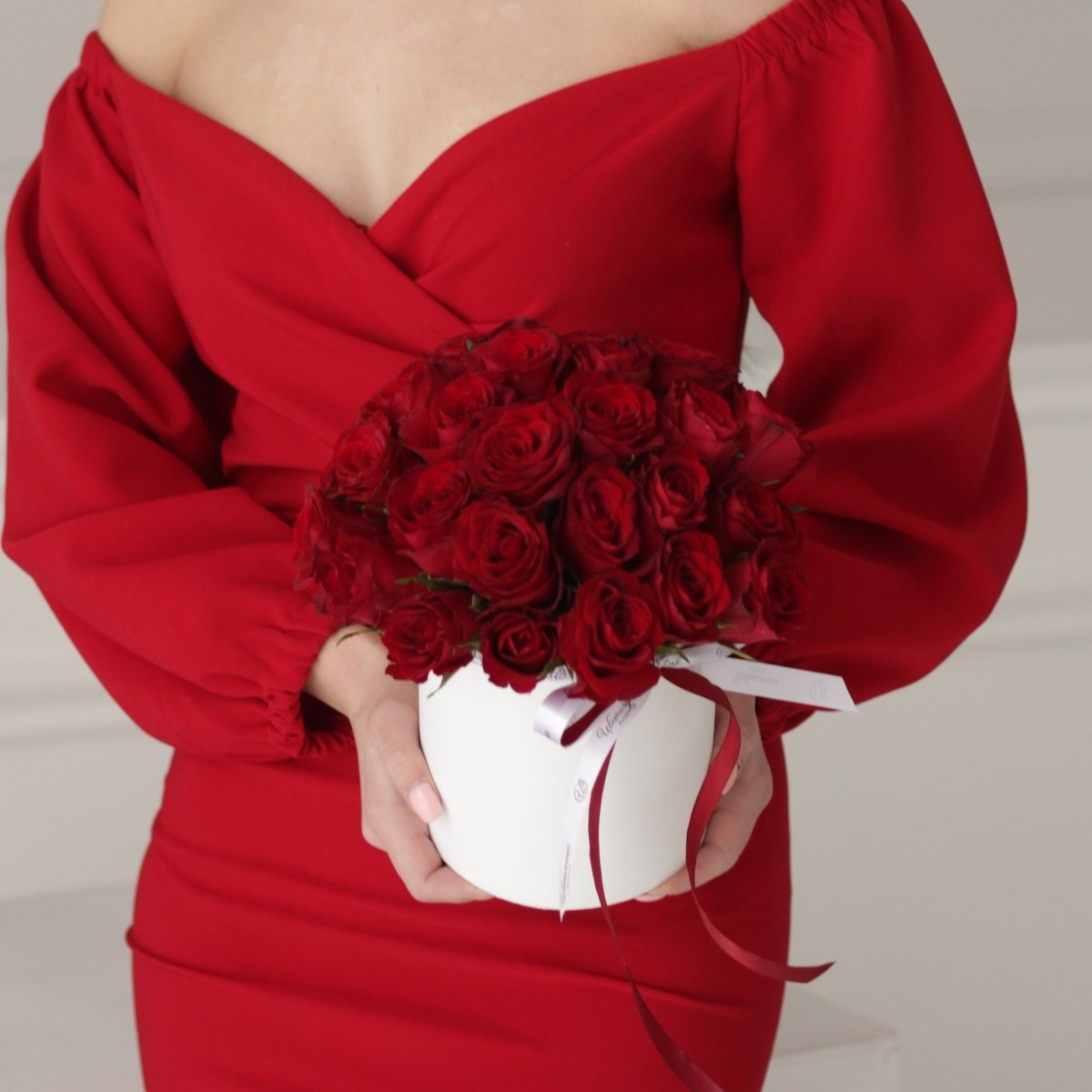 buket krasnyh roz v korobke 2